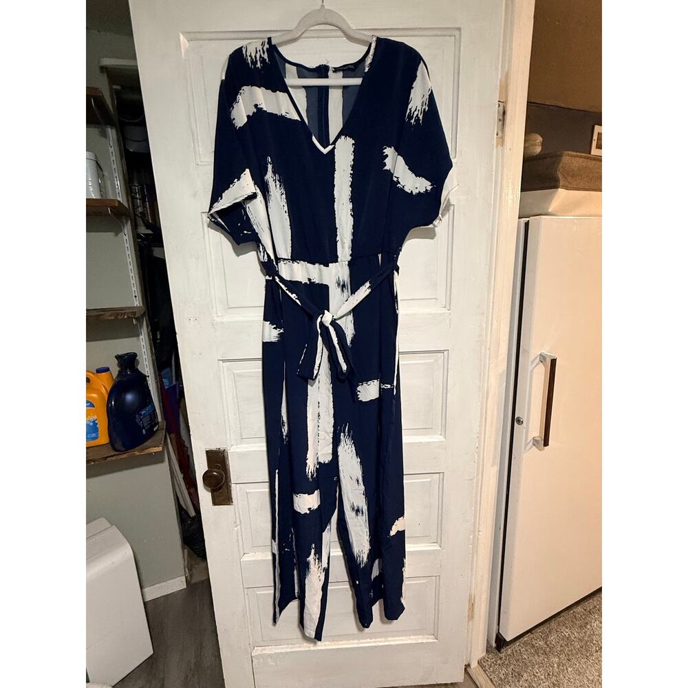BloomChic Navy and White Abstract Print V-Neck Jumpsuit Size US 18- - Picture 5 of 7